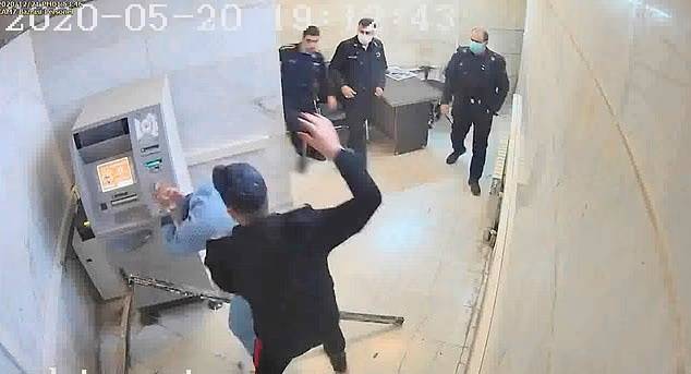이란 테헤란 에빈 교도소에서 교도관이 수감자를 폭행하는 모습이 담긴 CCTV 장면. AP 연합뉴스
