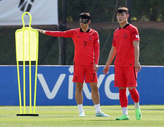 홍명보 축구국가대표팀 감독은 북중미월드컵 훈련 파트너 강상윤, 조위제, 윤기욱이 4년 전 오현규(오른쪽)처럼 대회 이후 대표팀에 힘이 될 수 있는 선수로 성장하길 기대한다. 사진은 카타르월드컵 당시 손흥민(왼쪽)과 훈련하고 있는 오현규. 뉴시스