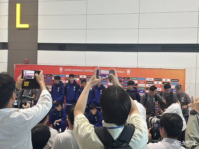많은 인파가 18일 인천국제공항에서 축구국가대표팀 선수들을 보기 위해 모였다. 인천국제공항|백현기 기자 hkbaek@donga.com