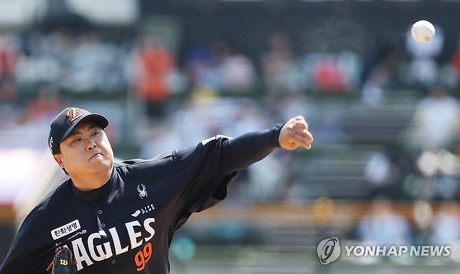 역투하는 류현진 (수원=연합뉴스) 신준희 기자 = 17일 수원 kt위즈파크에서 열린 프로야구 kt와 한화의 경기.
한화 선발투수 류현진이 역투하고 있다. 2026.5.17 hama@yna.co.kr