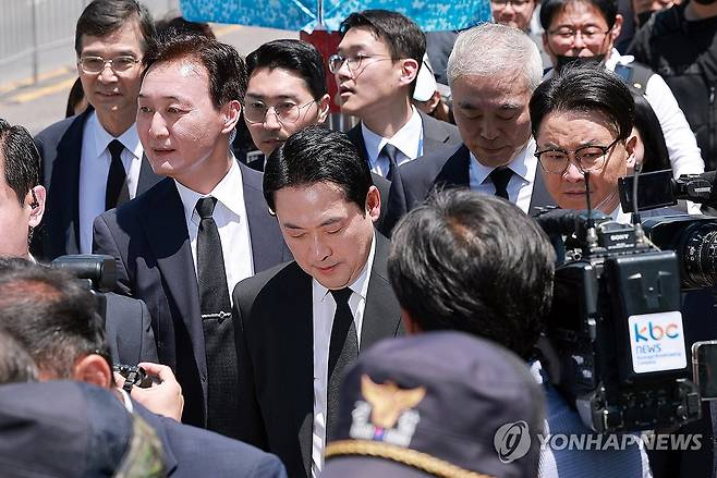 5·18 민주화운동 기념식 참석 마친 국민의힘 장동혁 대표 (광주=연합뉴스) 김도훈 기자 = 국민의힘 장동혁 대표가 18일 광주 5·18 민주광장에서 열린 제46주년 5·18 민주화운동 기념식 참석을 마치고 차량으로 향하고 있다. 2026.5.18 nowwego@yna.co.kr
