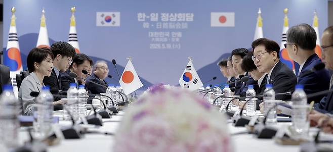 ▲ 이재명 대통령과 다카이치 사나에 일본 총리가 19일 경북 안동 한 호텔에서 확대 정상회담을 하고 있다. /연합뉴스