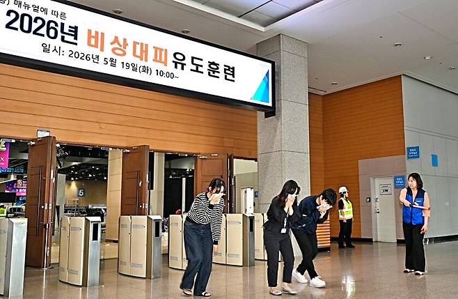 ▲ 킨텍스가 19일 전시장 내 대형 재난 발생에 대비 임직원이 참여하는 '위기상황 대피유도 훈련'을 하고 있다. /사진제공=킨텍스