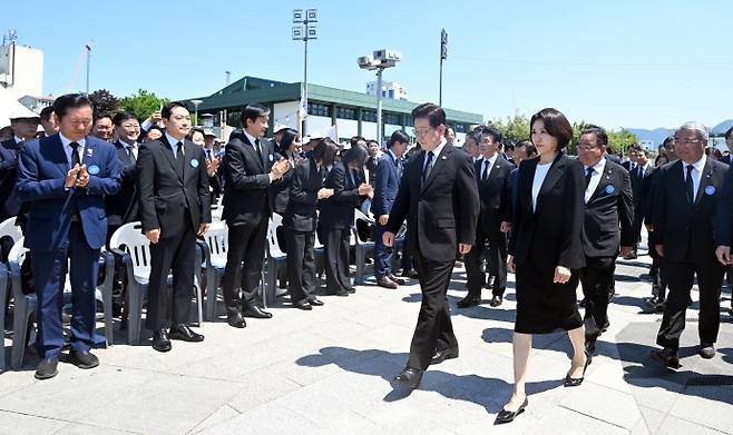 5·18민주화운동 기념식장 입장하는 이재명 대통령이재명 대통령이 18일 광주 동구 5·18민주광장에서 열린 제46주년 5·18민주화운동 기념식에 참석하고 하고 있다. /광주전남사진기자단
