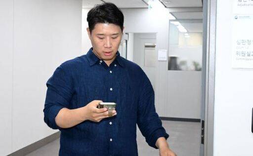 최승호 삼성그룹 초기업노조 삼성전자지부 노조위원장이 19일 정부세종청사 중앙노동위원회에서 열린 2차 사후조정 오후 회의를 마친 뒤 회의장을 나서고 있다./뉴시스