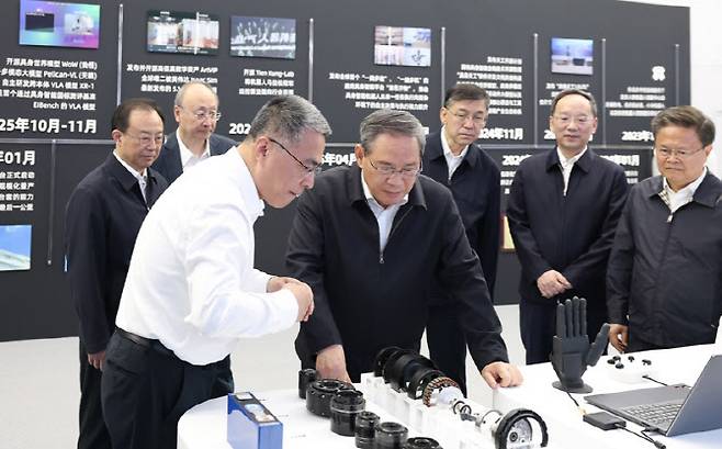 리창(가운데) 중국 국무원 총리가 지난 18일 베이징휴머노이드로봇혁신센터를 방문하고 있다. (사진=중국 국무원)