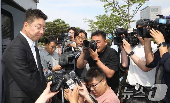 김수완 신세계 부사장이 19일 '스타벅스 코리아 이벤트의 오월정신 훼손'관련 사과를 위해 광주 5·18기념재단을 찾았다가 면담을 거부 당한 뒤 입장을 밝히고 있다. 2026.5.19 ⓒ 뉴스1 이수민 기자