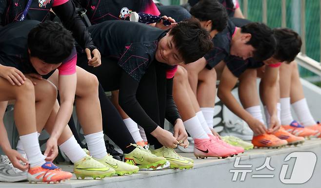 북한 내고향여자축구단 선수들이 19일 경기 수원시 수원월드컵경기장 보조경기장에서 아시아축구연맹(AFC) 여자 챔피언스리그(AWCL) 4강 경기를 앞두고 공식 훈련에 앞서 축구화를 신고 있다. 내고향은 20일 오후 7시 같은 장소에서 열리는 이번 대회 준결승에서 수원FC위민과 맞붙는다. 2026.5.19 ⓒ 뉴스1 박지혜 기자