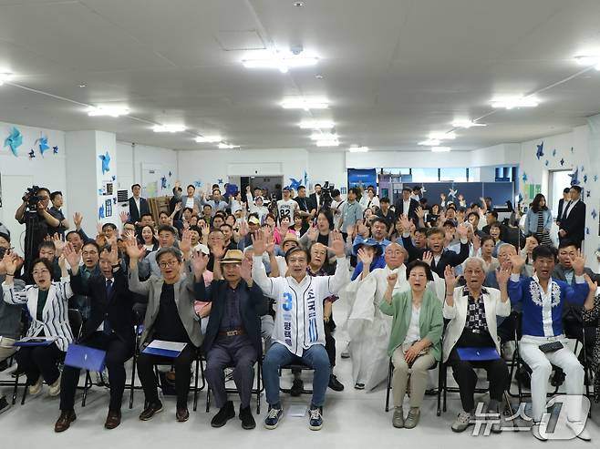 조국 조국혁신당 후보가 평택시 안중읍 선거사무소에서 지지자들과 함께 ‘더 큰 평택 선거대책위원회’ 출범식을 열고 기념촬영을 하고 있다.( 조 후보 선거사무소 제공)