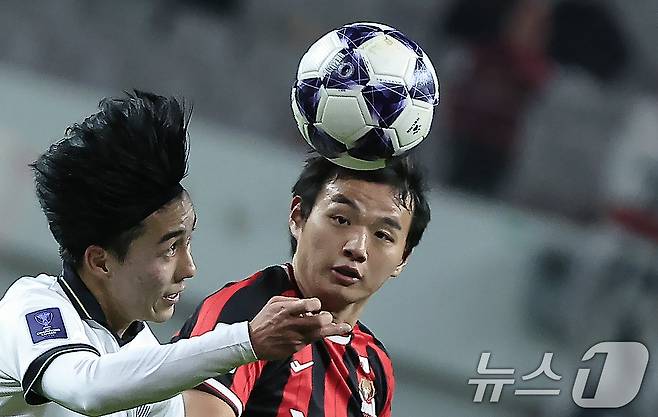 4일 서울월드컵경기장에서 열린 아시아축구연맹(AFC) 챔피언스리그 엘리트(ACLE) 16강 1차전 FC서울과 비셀 고베의 경기에서 FC서울 황도윤과 고베 하마사키 켄토가 볼다툼을 하고 있다. 2026.3.4 ⓒ 뉴스1 박정호 기자