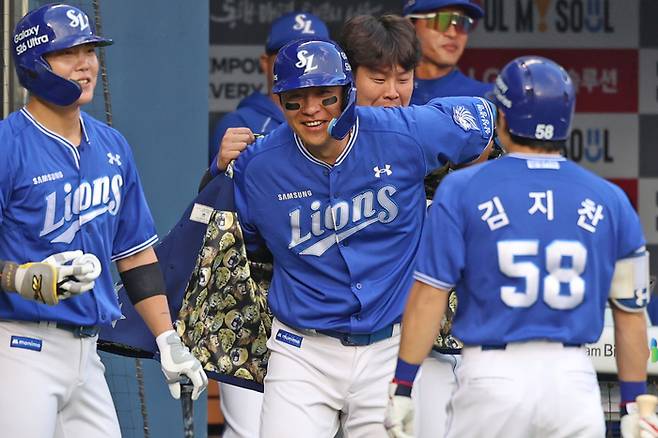 삼성 강민호가 14일 서울 잠실구장에서 열린 2026 KBO리그 정규시즌 LG전 2회초 솔로 홈런을 친 후 더그아웃에 들어와 세리머니를 준비하고 있다. 사진 | 삼성 라이온즈