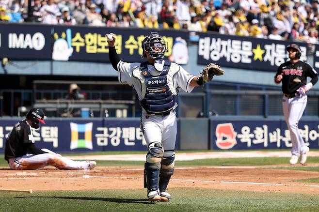 두산 윤준호가 26일 서울 잠실구장에서 열린 2026 KBO리그 정규시즌 LG전에서 수비를 하고 있다. 사진 | 두산 베어스
