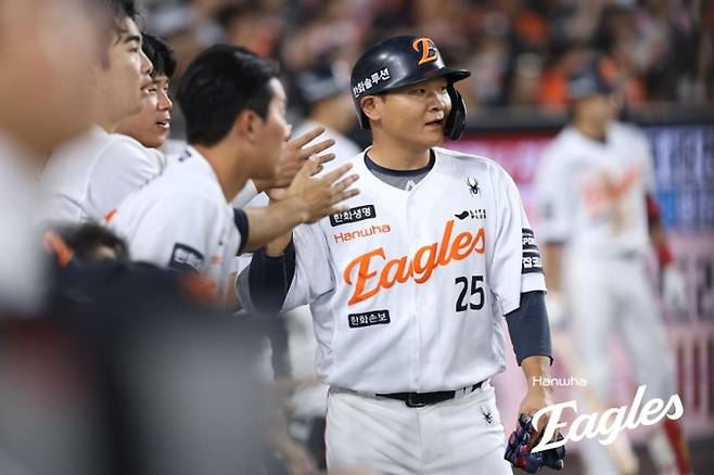 한화 김태연이 19일 대전 한화생명 볼파크에서 열린 2026 KBO리그 정규시즌 롯데전에서 4회말 2루타로 출루한 후 이도윤 내야 안타 때 홈까지 들어와 동료들과 하이파이브 하고 있다. 그러나 심판진 결정에 따라 이내 3루로 귀루했다. 사진 | 한화 이글스