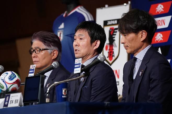 Japan's national football team head coach Hajime Moriyasu (C) announces the members of Japan's 2026 World Cup squad during a press conference at a hotel in Tokyo on May 15, 2026. (Photo by Kazuhiro NOGI / AFP)
<저작권자(c) 연합뉴스, 무단 전재-재배포, AI 학습 및 활용 금지>