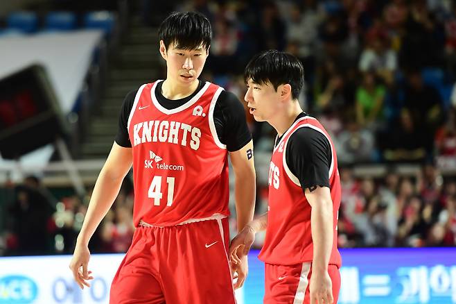 SK 오세근과 김낙현. 사진제공=KBL