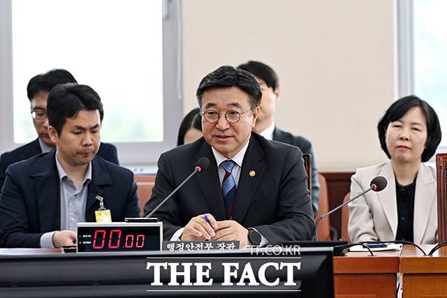 윤호중 행정안전부 장관(가운데)이 2일 오전 서울 여의도 국회에서 열린 행정안전위원회 전체회의에서 의원 질의에 답하고 있다. /남용희 기자