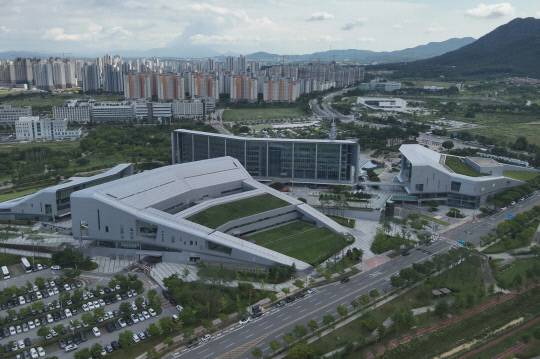 충남도청 청사 전경.