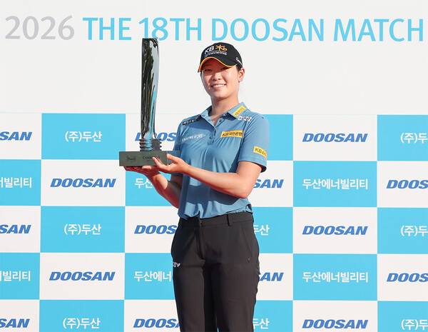 2026년 한국여자프로골프(KLPGA) 투어 제18회 두산 매치플레이 결승전에서 최은우 프로를 제치고 우승한 방신실 프로가 우승 트로피를 들어올리는 모습이다. 사진제공=KLPGA (사진을 무단으로 사용하지 마십시오.)