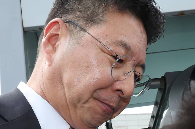 김수완 신세계그룹 부사장이 19일 광주 서구 쌍촌동 5·18기념문화센터를 찾아 5·18단체 면담을 시도했다가 거부당한 뒤 이동하고 있다. 연합뉴스