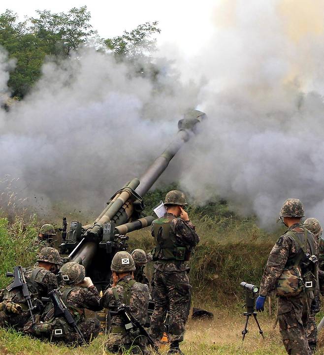 2015년 우리 군 장병들이 155mm 견인포로 훈련 사격을 하고 있다. 견인포는 차량에 연결해 이동해야 해 기동성이 떨어지는 단점이 있다. 연합뉴스