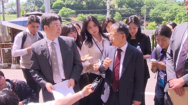 색동원 현장검증에 앞서 색동원 시설장 김 씨 측 변호인(박용우 변호사)이 발언하고 있다. 왼쪽은 엄기표 서울중앙지법 형사합의 29부 부장판사. 2026.05.15