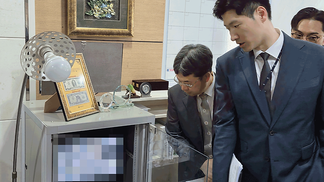 캐비닛 위에 놓인 모니터가 덮개로 가려진 모습. 덮개는 클립으로 모니터에 고정돼 있다. 엄기표 서울중앙지법 형사합의29부 부장판사와 이웅희 서울중앙지검 공판2부 검사가 CCTV 화면을 살펴보고 있다. 2026.05.15