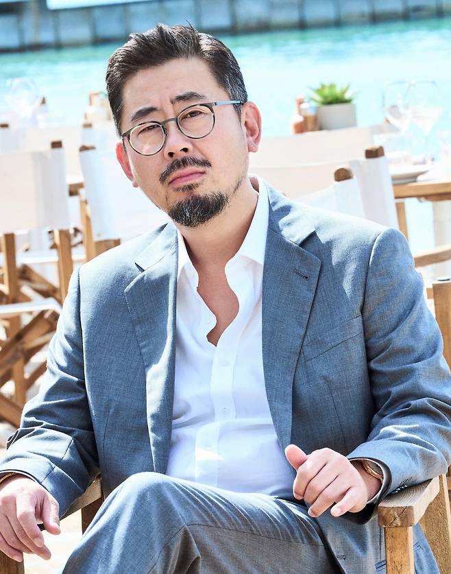 제79회 칸 국제영화제 경쟁부문에 초청된 영화 <호프>의 나홍진 감독이 18일(현지시간) 프랑스 칸 팔레 드 페스티발 인근 해변에서 포즈를 취하고 있다. 플러스엠 엔터테인먼트 제공