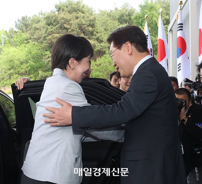 이재명 대통령이 19일 경북 안동의 한 호텔에 마련된 정상회담장 입구에서 다카이치 사나에 일본총리를 영접하고 있다. 2026.5.19 김호영기자