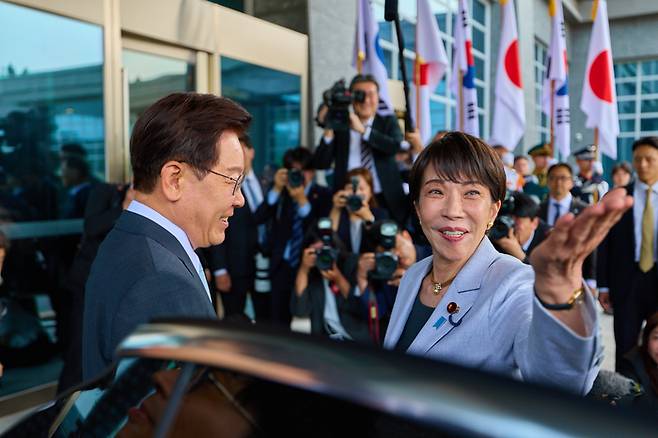 이재명 대통령이 19일 경북 안동의 한 호텔에 마련된 정상회담장 입구에서 다카이치 사나에 일본총리를 영접하고 있다. 청와대