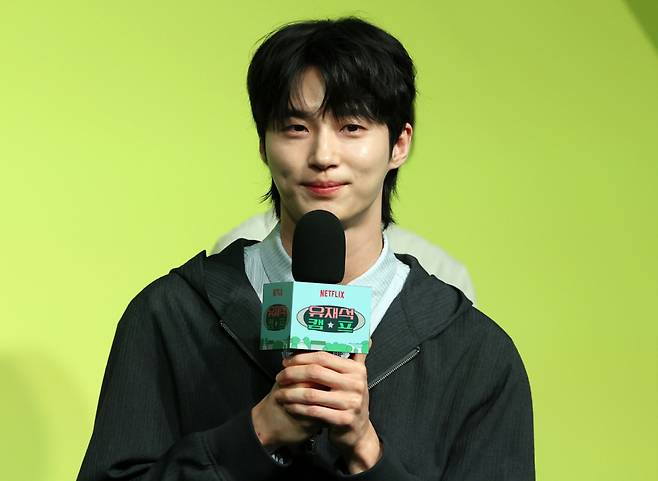 배우 변우석이 19일 오전 서울 종로구 JW 동대문 메리어트 호텔에서 열린 넷플릭스 새 예능프로그램 ‘유재석 캠프’ 제작발표회에 참석해 드라마 '21세기 대군부인' 논란에 관해 사과하고 있다. /사진=뉴스1
