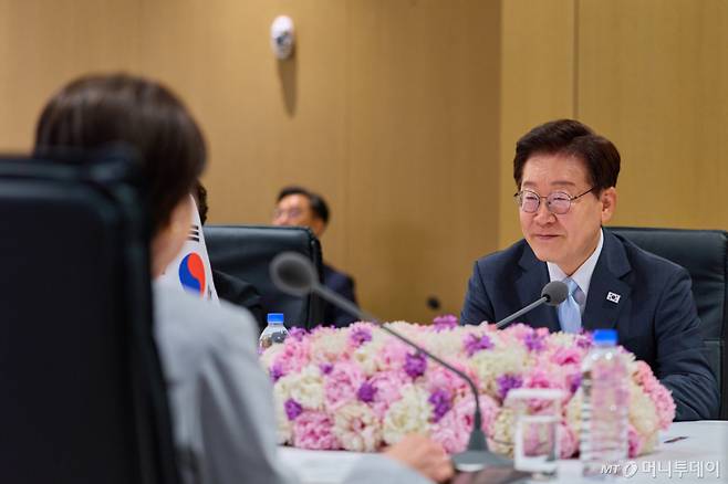 (안동=뉴스1) 허경 기자 = 이재명 대통령이 19일 경북 안동의 한 호텔에서 열린 다카이치 사나에 일본 총리와 확대 정상회담에서 발언하고 있다. (청와대 제공. 재판매 및 DB 금지) 2026.5.19/뉴스1 Copyright (C) 뉴스1. All rights reserved. 무단 전재 및 재배포, AI학습 이용 금지. /사진=(안동=뉴스1) 허경 기자