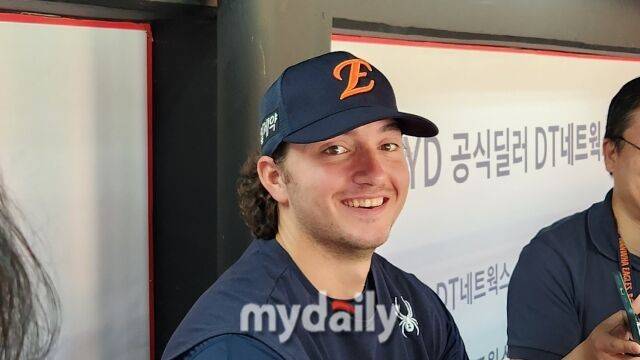 오웬 화이트가 5월 17일 수원 KT위즈파크에서 인터뷰를 하고 있다./수원=김경현 기자