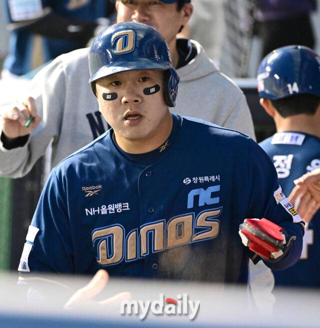 2026년 5월 2일 오후 서울 잠실구장에서 열린 '2026 신한 SOL KBO리그' NC 다이노스와 LG 트윈스의 경기. NC 3루 주자 이우성이 6회초 1사 3루서 안중열의 좌익수 희생플라이 때 홈을 밟고 기뻐하고 있다./마이데일리