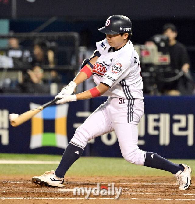 2026년 5월 19일 오후 서울 잠실구장에서 열린 '2026 신한 SOL KBO리그' NC 다이노스와 두산 베어스의 경기. 두산 정수빈이 4회말 2사 1.2루서 1타점 적시타를 치고 있다./잠실=유진형 기자