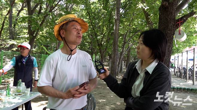 대구 수성구 영남공업고 총동창회 체육대회에서 만난 정재형(64)씨가 17일 국민의힘 추경호 대구시장 후보와 악수한 뒤 진행한 CBS노컷뉴스와의 인터뷰에서 "대구도 바뀌어야 하지 않겠나 생각한다"고 말했다. 박수연 기자