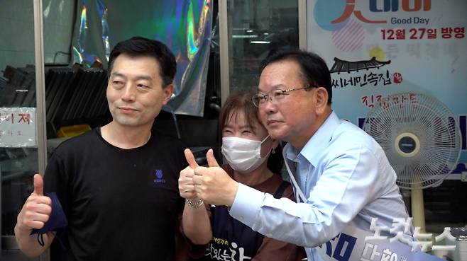 더불어민주당 김부겸 대구시장 후보가 17일 대구 서남시장을 찾아 상인들과 기념사진을 찍고 있다. 박수연 기자