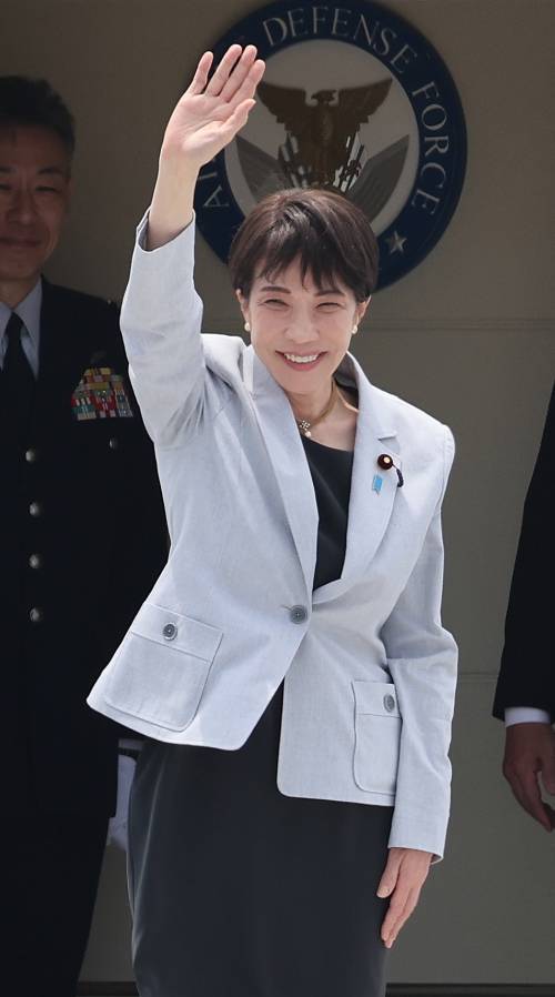 한일 정상회담을 위해 방한한 다카이치 사나에 일본 총리가 19일 대구국제공항에 도착해 전용기에서 손을 들어 인사하고 있다. 2026.5.19