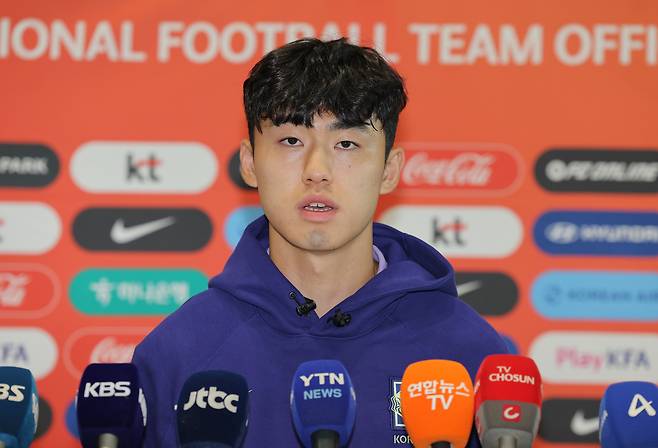 2026 북중미 월드컵에 출전하는 축구 국가대표팀 이기혁이 18일 인천국제공항 제2여객터미널에서 사전 훈련 캠프가 열리는 미국 유타주 솔트레이크시티로 출국하기 전 취재진 질문에 답하고 있다. 연합뉴스