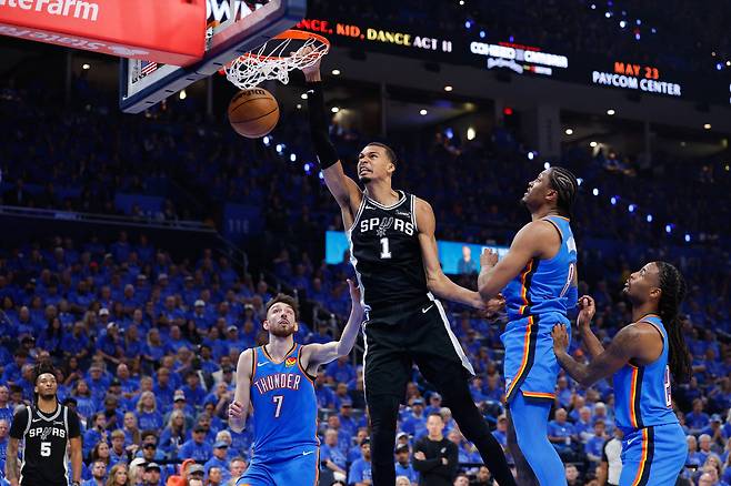 샌안토니오 빅터 웸반야마가 19일 NBA 서부 콘퍼런스 결승 1차전에서 오클라호마시티를 맞아 호쾌한 덩크슛을 터뜨리고 있다. Imagn Images연합뉴스