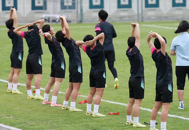 내고향여자축구단 선수들이 19일 수원월드컵경기장 보조경기장에서 훈련을 앞두고 몸을 풀고 있다. 수원 | 연합뉴스