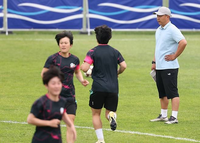 ▲ 아시아축구연맹(AFC) 여자 챔피언스리그(AWCL) 4강 토너먼트에 출전하는 내고향여자축구단 리유일 감독(오른쪽)이 19일 수원 팔달구 수원월드컵경기장 보조경기장에서 훈련을 지켜보고 있다. ⓒ연합뉴스