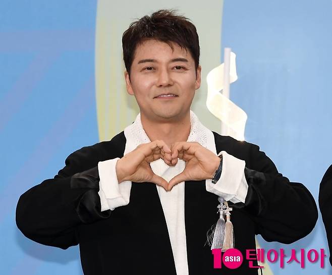 전현무가 공식 행사에 참석해 하트 포즈를 취하고 있다. /사진=텐아시아DB