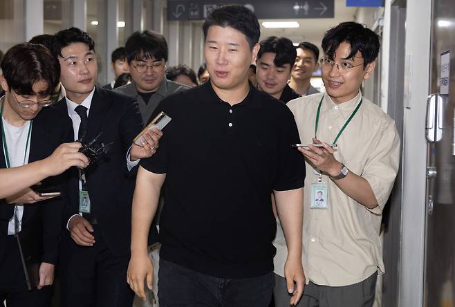 취재진 질문 받는 최승호 노조위원장. 연합뉴스