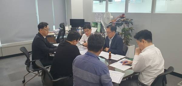 하승철 하동군수(왼쪽)가 18일 중앙부처를 방문하고 있다. /하동군