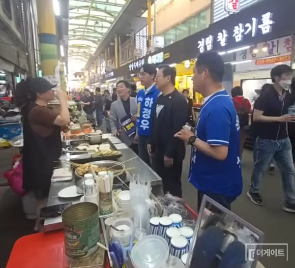 안진걸 민생경제연구소장(사진 왼쪽부터), 하정우 후보, 이기영 배우, 문영남 후보가 함께 구포시장 상인과 이야기하는 장면. 구포시장 상인들에게 문영남은 '후보'가 아닌 '가족'이다. 문영남이 이곳에서 수산물 장사를 한 까닭이다. 시장에서 만난 상인들은 "문영남이 없었다면 하정우 후보에 대해 더 많이 알기 어려웠을 것"이라고 말했다(사진=더게이트)