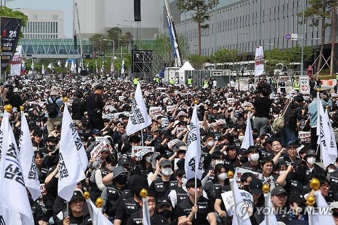 삼성전자 노조가 투쟁 결의대회를 열고 있다. 연합뉴스