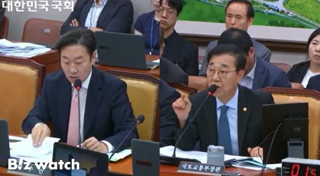 김윤덕 국토교통부 장관(오른쪽)이 20일 열린 국토위 전체회의에서 발언하고 있다./사진=국회 인터넷의사중계시스템 갈무리