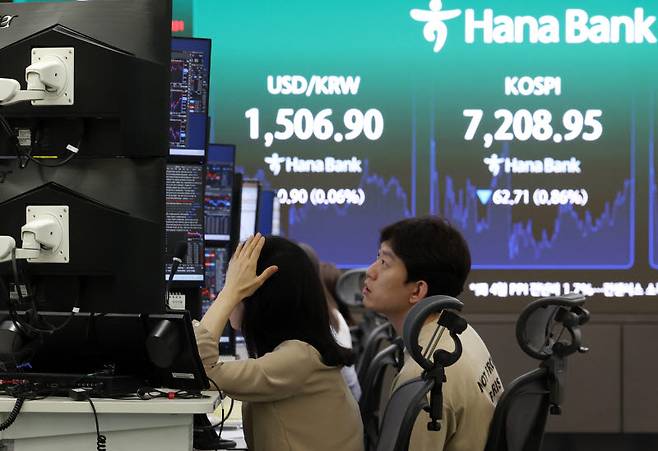 코스피는 전 거래일(7271.66)보다 62.71포인트(0.86%) 내린 7208.95에 마감한 20일 오후 서울 중구 하나은행 딜링룸 전광판에 종가가 표시되어 있다. (사진=뉴시스)