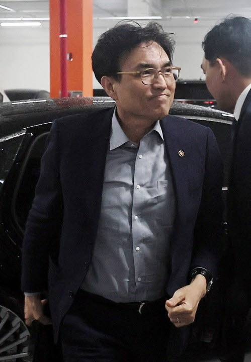 권창준 고용노동부 차관이 20일 오후 8시께 경기 수원 경기고용노동청에서 열리는 삼성 노사 교섭 장소로 들어가고 있다.(사진=연합뉴스)