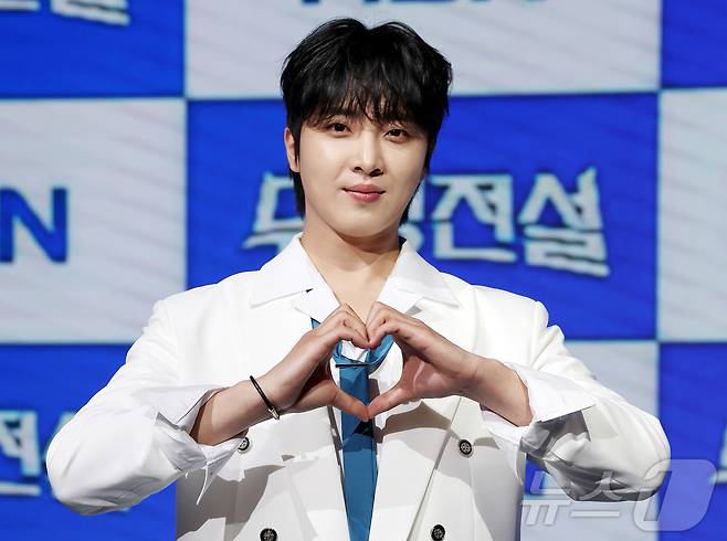 MBN 트롯 오디션 ‘무명전설-트롯 사내들의 서열전쟁’에서 TOP4를 차지한 가수 황윤성이 20일 서울 마포구 쇼킹케이팝센터에서 열린 톱7 기자간담회에 참석해 포즈를 취하고 있다. 2026.5.20 ⓒ 뉴스1 김진환 기자